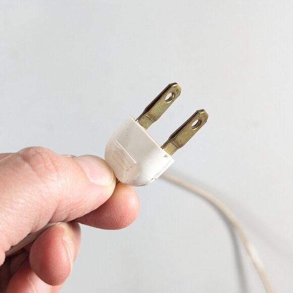 Vintage 1950s Triangular Ingraham electric alarm clock (wired) White pearl face - Picture 12 of 12